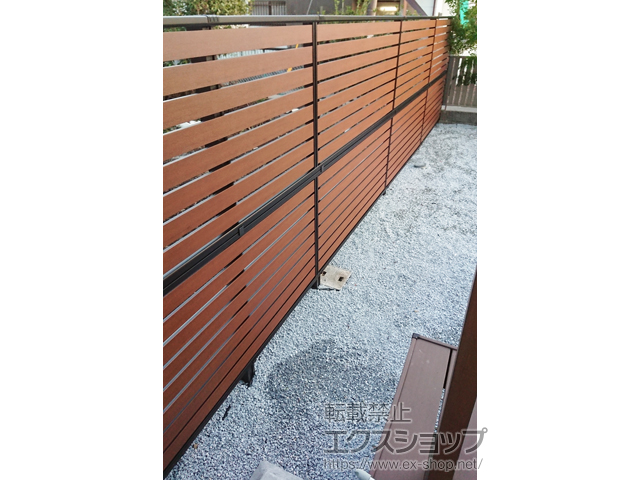 熊本県熊本市ののフェンス・柵 モクアルフェンス 横板タイプ 2段支柱 自立建て用（パネル2段） 施工例