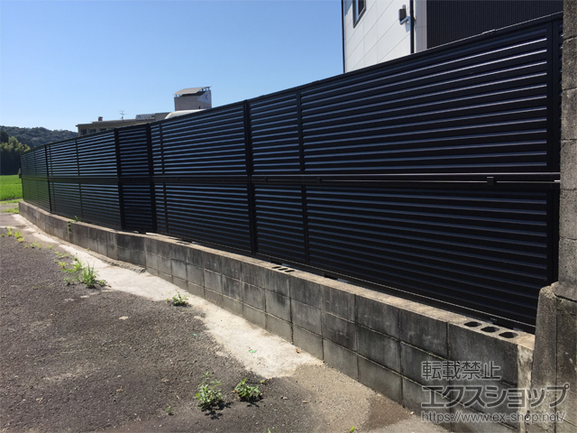 大分県臼杵市ののフェンス・柵 ミエーネフェンス 目隠しルーバータイプ 2段支柱 自立建て用(パネル2段) 施工例