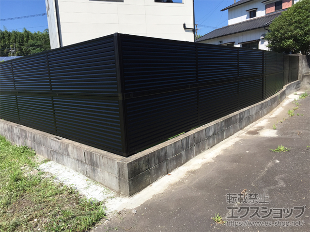 大分県臼杵市ののフェンス・柵 ミエーネフェンス 目隠しルーバータイプ 2段支柱 自立建て用(パネル2段) 施工例