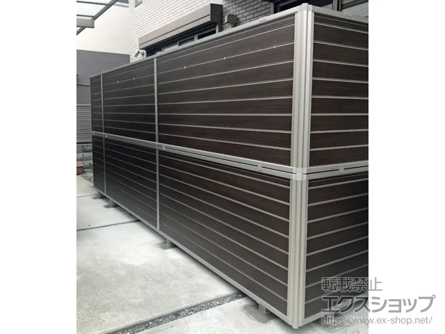 大阪府枚方市のYKKAPのフェンス・柵・塀 ルシアスフェンスF02型 横目隠し 木調カラー 2段支柱施工 施工例