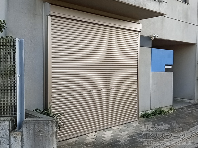 埼玉県所沢市のLIXIL リクシル（トステム）のガレージシャッター ガレージシャッタークワトロ 手動式 外部付タイプ 施工例