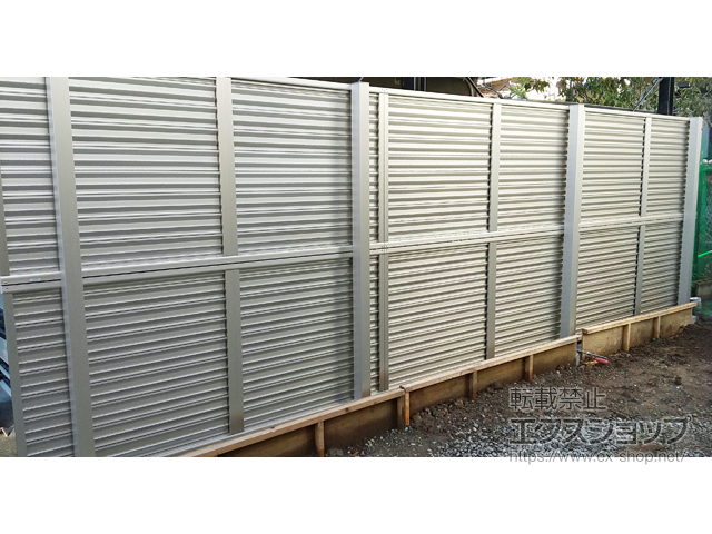 埼玉県さいたま市ののフェンス・柵 ミエーネフェンス 目隠しルーバータイプ 2段支柱 自立建て用 施工例