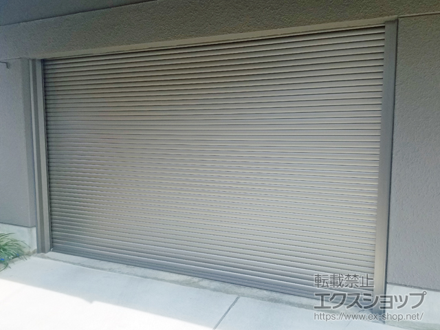 愛知県安城市のLIXIL リクシル（トステム）のガレージシャッター ガレージシャッタークワトロ 電動式 内部付タイプ 施工例