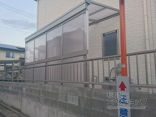 香川県高松市ののテラス屋根 ソラリア F型 テラスタイプ 単体 積雪〜20cm対応＋吊り下げ式固定物干し 標準2本入り×1セット＋ソラリア 前面パネル*2段 施工例