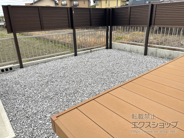 静岡県袋井市ののウッドデッキ ミエーネ目隠しルーバーフェンス 上段のみ設置 自立建て用 施工例