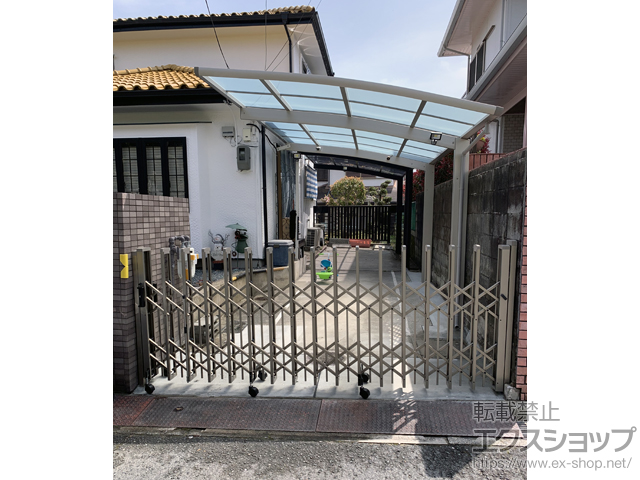 奈良県生駒市ののカーゲート トリップゲートII P型 ペットガード付き ノンレール 片開き 31S 施工例