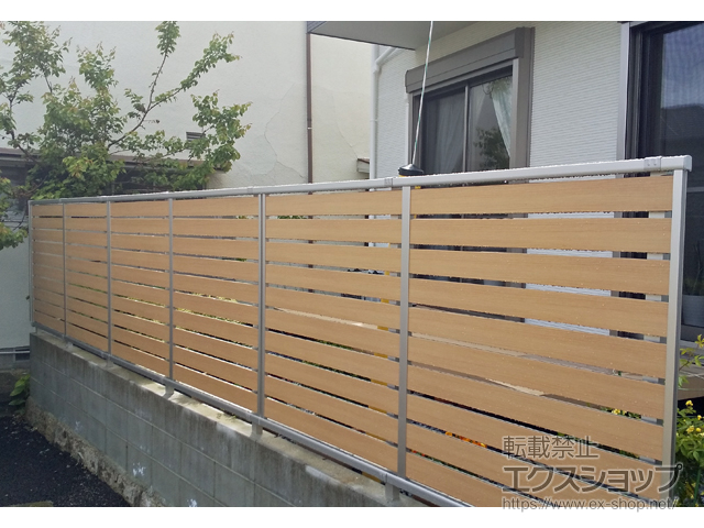 広島県廿日市市ののフェンス・柵 ルシアスフェンスF04型 横板 木目カラー 自由柱施工 施工例