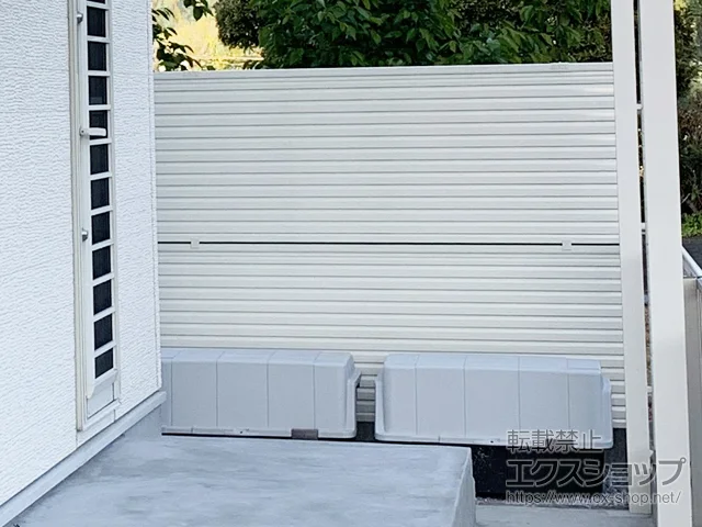 福岡県遠賀郡岡垣町のValue Selectのフェンス・柵・塀 ミエーネフェンス 目隠しルーバータイプ 2段支柱 自立建て用(パネル2段) 施工例