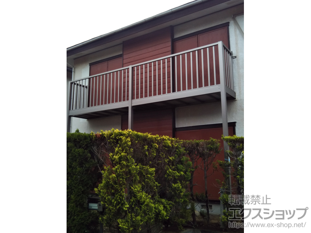 茨城県取手市のLIXIL リクシル（トステム）のバルコニー ビューステージHスタイル 縦太格子 連棟 柱建て式 施工例