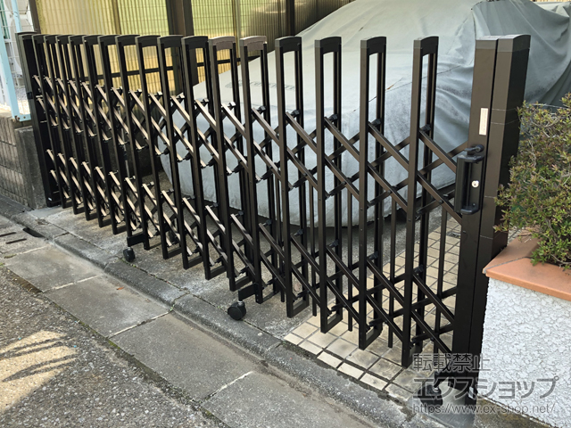 埼玉県狭山市ののカーゲート トリップゲートII P型 ペットガード付き ノンレール 片開き 33S 施工例