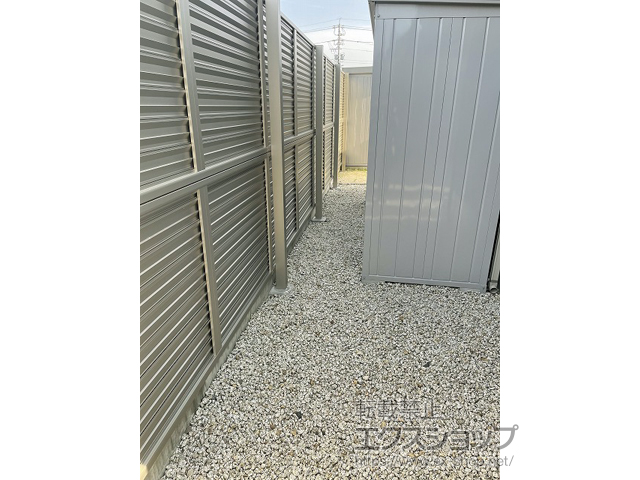 岐阜県美濃加茂市ののフェンス・柵 ミエーネフェンス 目隠しルーバータイプ 2段支柱 自立建て用 施工例