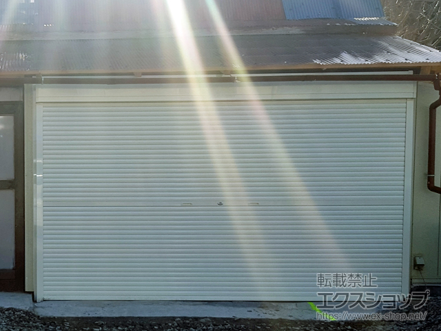 宮城県登米市のLIXIL リクシル（トステム）のガレージシャッター ガレージシャッタークワトロ 手動式 外部付タイプ 施工例