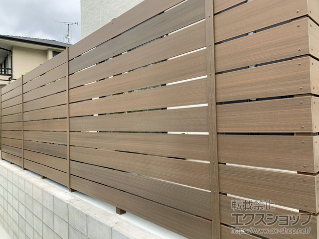 福岡県春日市ののフェンス・柵 プラドone ジョイントあり仕様 板10段H1610 隙間10mm 施工例