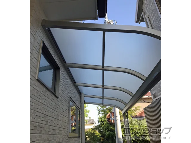 神奈川県茅ヶ崎市のYKKAPのテラス屋根 ソラリア R型 テラスタイプ 単体 積雪～20cm対応 施工例