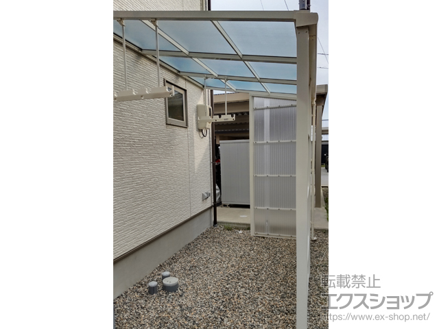 富山県黒部市ののストックヤード スピーネストックヤードF型 波板タイプ スクリーン仕様 積雪50cm対応+吊下げ物干しAセット 施工例