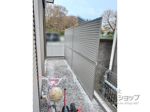 神奈川県横浜市ののフェンス・柵 ミエーネフェンス 目隠しルーバータイプ 2段支柱 自立建て用 施工例