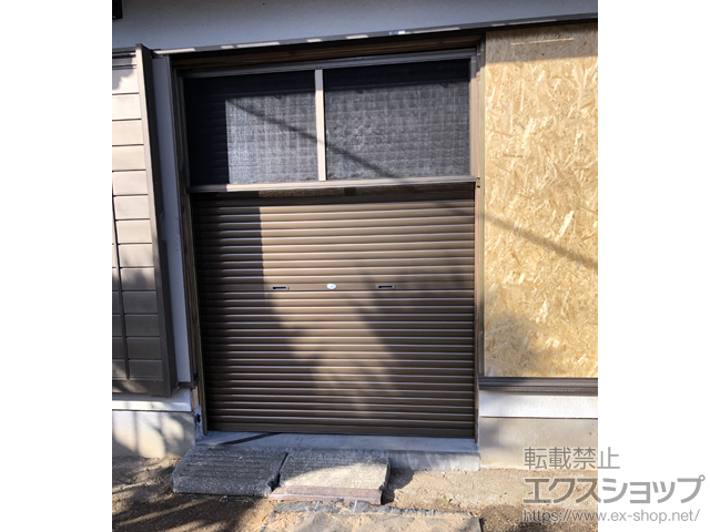 神奈川県足柄上郡松田町のLIXIL リクシル（トステム）のガレージシャッター ガレージシャッタークワトロ 手動式 内部付タイプ 施工例