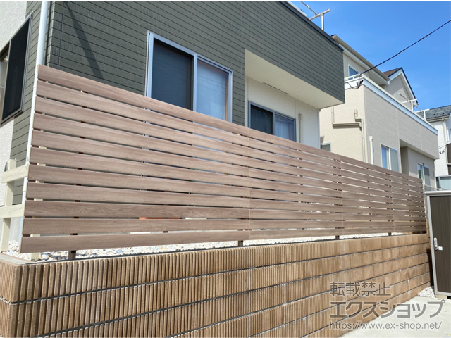 宮城県富谷市ののフェンス・柵 フェンスAA YS3型 横スリット 板張り 木調カラー フリーポールタイプ 施工例