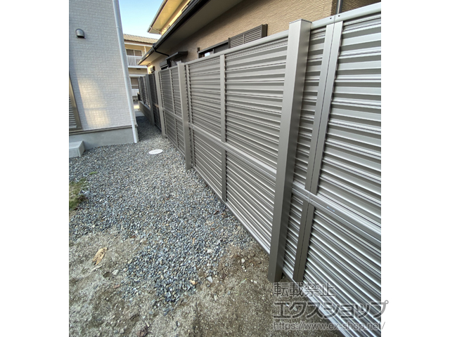 福岡県福岡市ののフェンス・柵 ミエーネフェンス 目隠しルーバータイプ 2段支柱 自立建て用 施工例