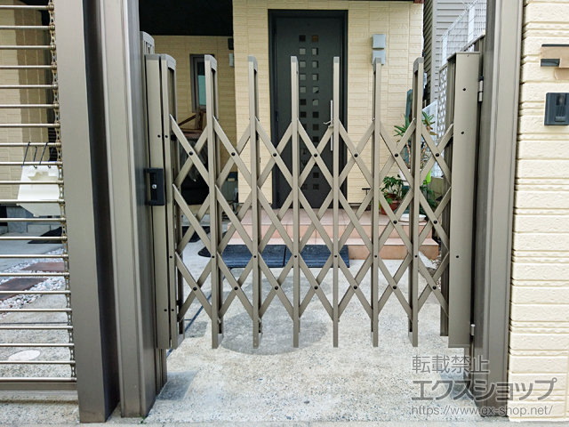 福岡県福岡市ののカーゲート エアリーナII ノンキャスター 片開きタイプ 17S*ロング柱 施工例