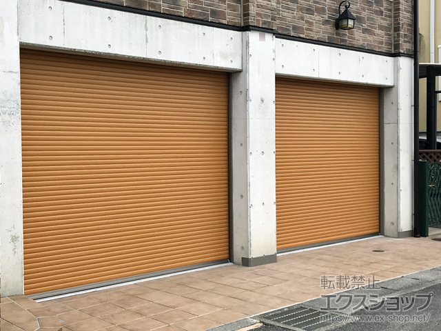 千葉県柏市のLIXIL リクシル（トステム）のガレージシャッター ガレージシャッタークワトロ 電動式 内部付タイプ 木目調 施工例