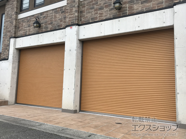 千葉県柏市のLIXIL リクシル（トステム）のガレージシャッター ガレージシャッタークワトロ 電動式 内部付タイプ 木目調 施工例
