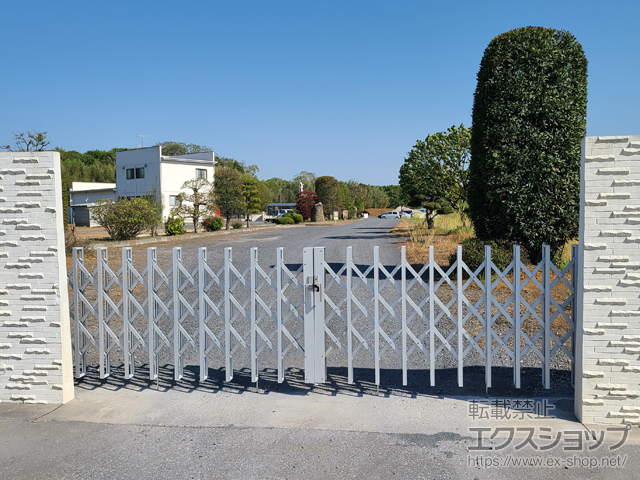 茨城県常総市ののカーゲート アルシャインHG ノンキャスター 両開き*510W 施工例