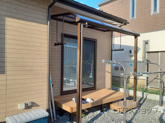 兵庫県丹波市ののテラス屋根 ソラリア R型 テラスタイプ 単体 積雪〜20cm対応＋ ソラリア 吊り下げ式 固定物干し 標準 標準(2本入)×1セット 施工例