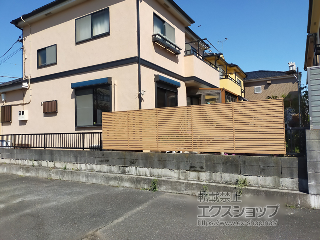 埼玉県三郷市ののフェンス・柵 フェンスAA YL2型 横ルーバー ブラインド 木調カラー フリーポールタイプ 施工例