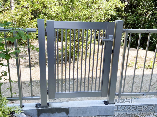 福岡県春日市のの門扉 シンプレオ門扉10型 たて粗格子 片開き 門柱使用 施工例