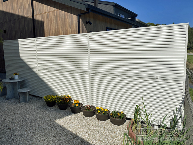 福岡県筑紫野市ののフェンス・柵 ミエーネフェンス 目隠しルーバータイプ 2段支柱 自立建て用 施工例