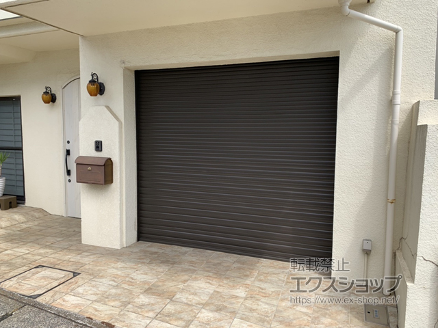 神奈川県川崎市のLIXIL リクシル（トステム）のガレージシャッター ガレージシャッタークワトロ 電動式 内部付タイプ 施工例