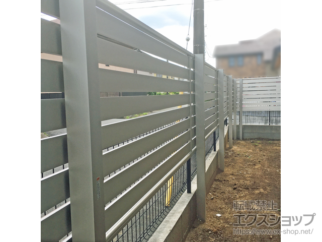 千葉県柏市ののフェンス・柵 ルシアスフェンスF04型 横板 木目カラー 上段のみ設置 自立建て用 施工例