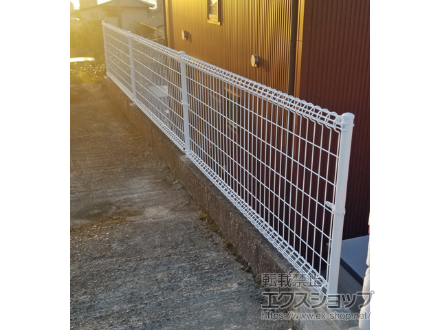 大分県別府市ののフェンス・柵 メッシュフェンス M0 間仕切柱 中間バンドあり 施工例