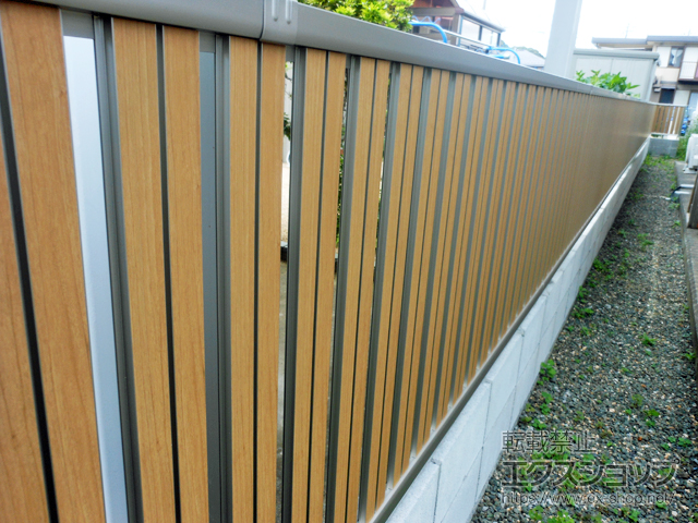 福井県敦賀市ののフェンス・柵 ルシアスフェンスF03型 たて半目隠し 木調カラー 自由柱施工 施工例
