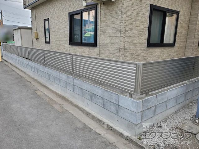 青森県弘前市のValue Selectのフェンス・柵・塀 ミエーネフェンス 目隠しルーバータイプ 施工例