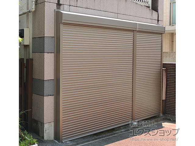 東京都文京区のLIXIL リクシル（トステム）のガレージシャッター ガレージシャッタークワトロ 電動式 外部付タイプ ※連窓仕様 施工例