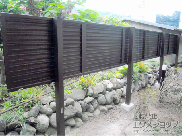 山梨県大月市ののフェンス・柵 ミエーネ目隠しルーバーフェンス 上段のみ設置 自立建て用 施工例