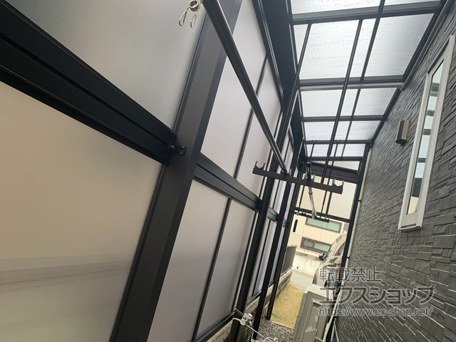 大阪府貝塚市ののテラス屋根 ソラリア F型 テラスタイプ 三連棟 積雪〜20cm対応＋ソラリア 前面パネル＋ラリア 側面パネル　※両側 施工例