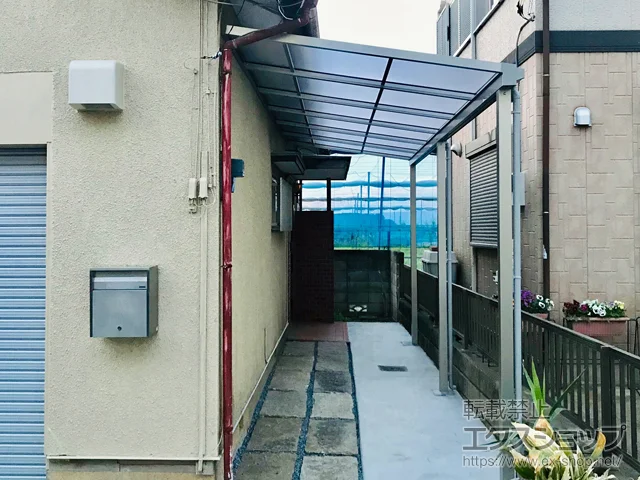 千葉県鎌ケ谷市のYKKAPのテラス屋根 ソラリア F型 テラスタイプ 連棟 積雪～20cm対応 施工例