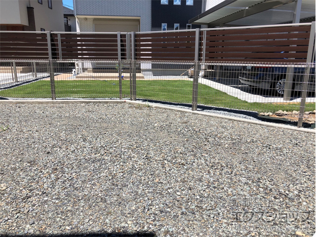 山梨県甲府市ののフェンス・柵 ルシアスフェンスF04型 横板 木目カラー 上段のみ設置 自立建て用 施工例