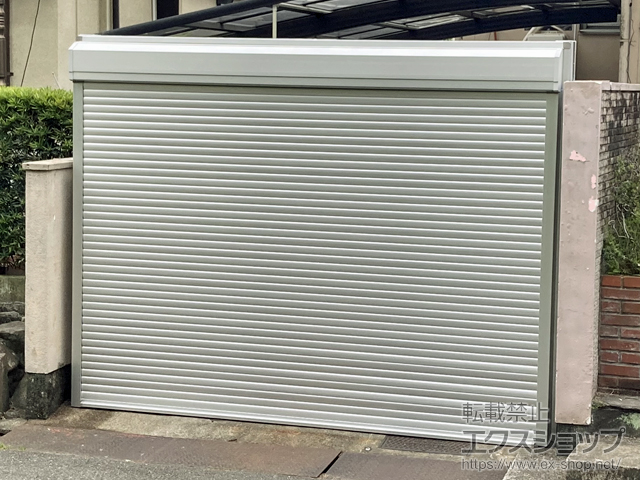 大阪府吹田市のLIXIL リクシル（トステム）のガレージシャッター ガレージシャッタークワトロ 電動式 外部付タイプ 施工例