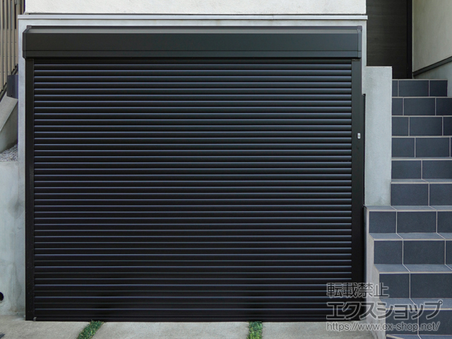 東京都世田谷区のLIXIL リクシル（トステム）のガレージシャッター ガレージシャッタークワトロ 電動式 外部付タイプ 施工例