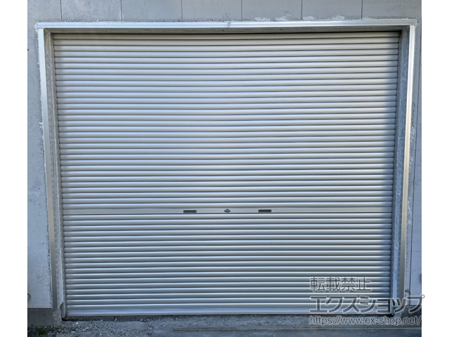 静岡県榛原郡吉田町のLIXIL リクシル（トステム）のガレージシャッター ガレージシャッタークワトロ 手動式 内部付タイプ 施工例