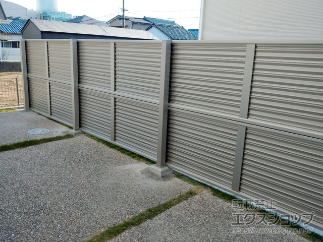 愛知県清須市ののフェンス・柵 ミエーネフェンス 目隠しルーバータイプ 2段支柱 自立建て用 施工例
