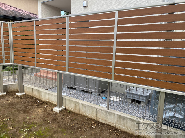 千葉県四街道市ののフェンス・柵 ルシアスフェンスF04型 横板 木目カラー 上段のみ設置 自立建て用 施工例