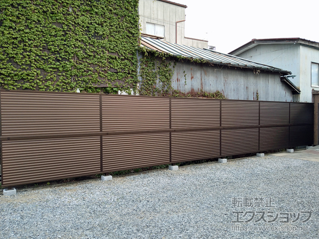 福島県本宮市ののフェンス・柵 ミエーネフェンス 目隠しルーバータイプ 2段支柱 自立建て用(パネル2段) 施工例