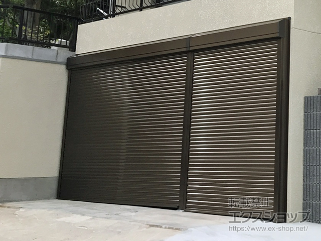 兵庫県宝塚市のLIXIL リクシル（トステム）のガレージシャッター ガレージシャッタークワトロ 電動式 外部付タイプ *連窓仕様 施工例