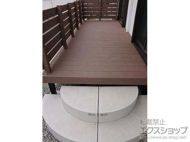 茨城県猿島郡境町ののウッドデッキ リウッドデッキ 200＋リウッドデッキフェンス3型<横スリット> 施工例