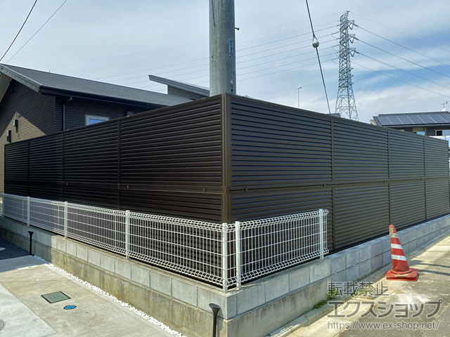 茨城県鉾田市ののフェンス・柵 ミエーネフェンス 目隠しルーバータイプ 2段支柱 自立建て用 施工例